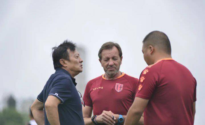 火狐电竞:
【中甲巡礼】成都赛区主帅数据、战绩大比拼 你最支持哪位名帅?(图2) 火狐电竞:
【中甲巡礼】成都赛区主帅数据、战绩大比拼 你最支持哪位名帅?(图2)