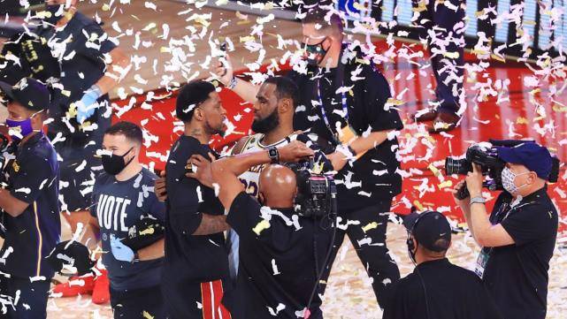 【火狐电竞官方网站】
掷中注定？今年的詹姆斯与科比2009年夺冠之路神同步！(图3)