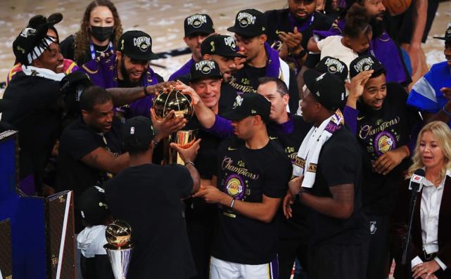 【火狐电竞官方网站】
掷中注定？今年的詹姆斯与科比2009年夺冠之路神同步！(图5)