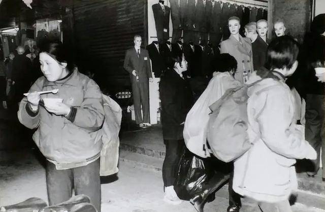 
1995年 成都春熙路上买年货的人（组图）【火狐电竞官网】(图7)