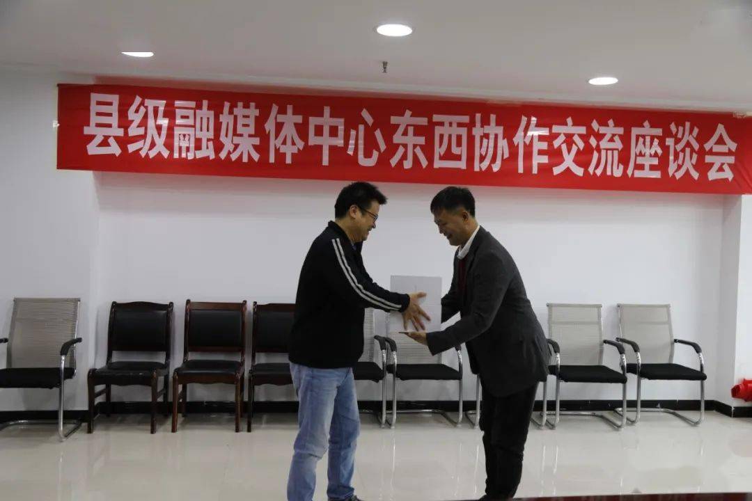 ‘火狐电竞官网’
扎基础土 做“小而美”的融媒体矩阵！浙江省记协向导率队赴普安开展媒体协作交流(图8)